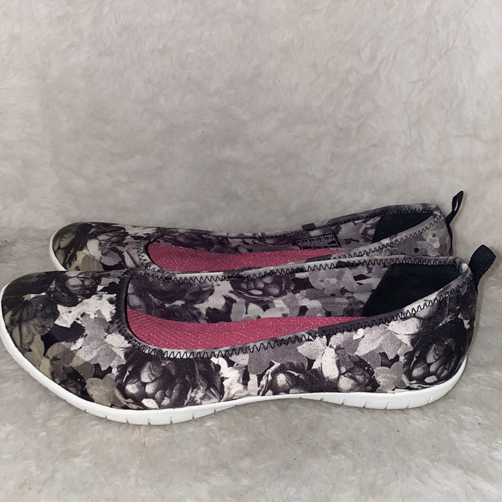 ⬇️Black floral Skechers air cooled memory foam slip ons - Picture 3 of 6